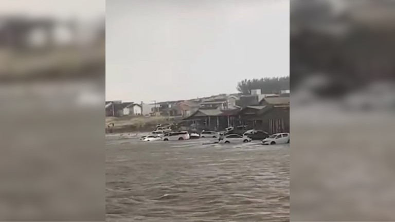 tsunami-meteorologico-atinge-santa-catarina-e-arrasta-carros-para-o-mar;-veja-video